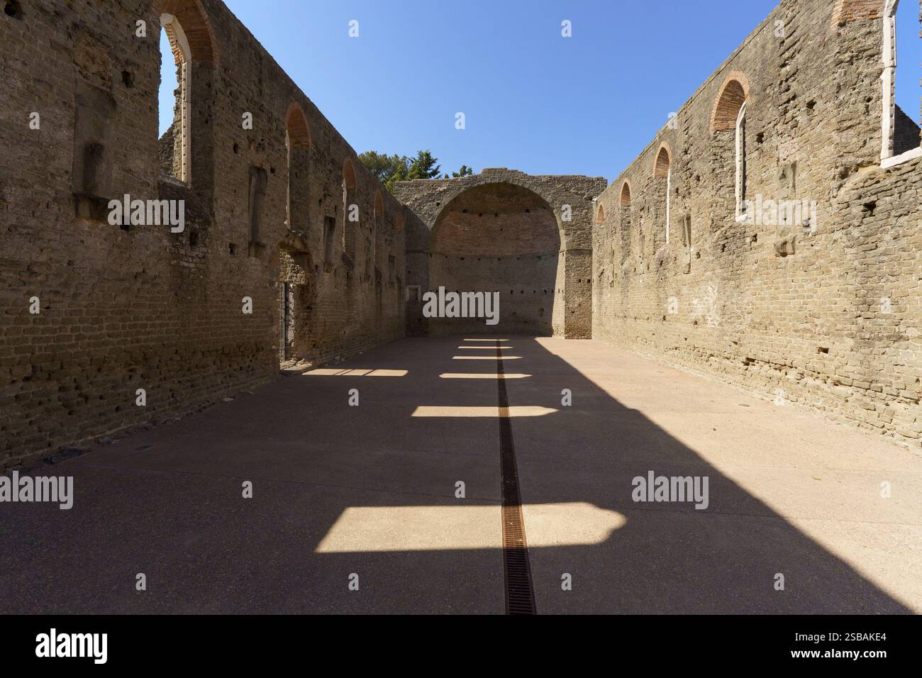 Le rovine della chiesa di San Nicola Capo di Bove vicino alla Tomba di Cecilia Metella sulla via Appia o via Appia Antica, a Roma Foto Stock