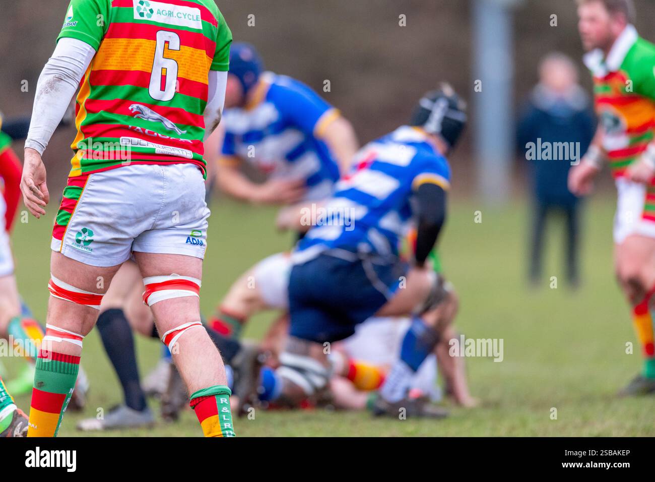 Inglese Mens amatoriale Rugby Union giocatori che giocano in una partita di campionato. Foto Stock