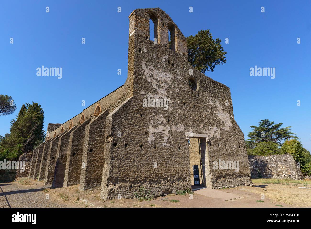 Le rovine della chiesa di San Nicola Capo di Bove vicino alla Tomba di Cecilia Metella sulla via Appia o via Appia Antica, a Roma Foto Stock