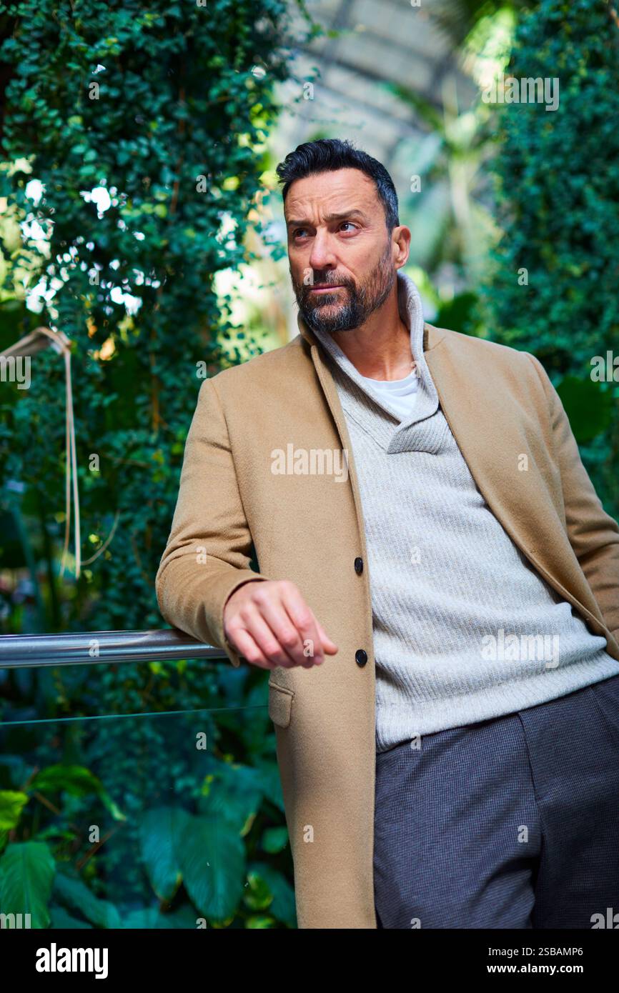 Madrid, 15/01/2025. Stazione Atocha. Ritratti in posa dell'attore e ballerino, Pablo Puyol. Foto: Guillermo Navarro. ARCHDC. Crediti: Album / Archivo ABC / Guillermo Navarro Foto Stock