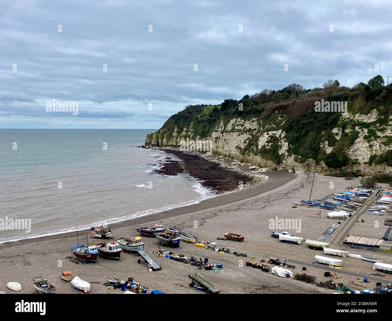 Barche da pesca sulla spiaggia: Birra, Devon Foto Stock