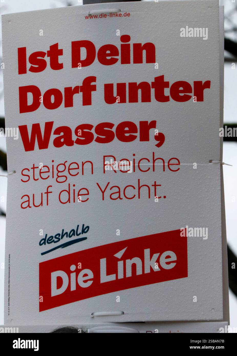 "IST Dein Dorf unter Wasser, steigen Reiche auf die Yacht" (Die Linke), Wahlplakat zur Bundestagswahl 2025, 1. Febbraio 2025, Berlino / 'se il tuo villaggio Foto Stock