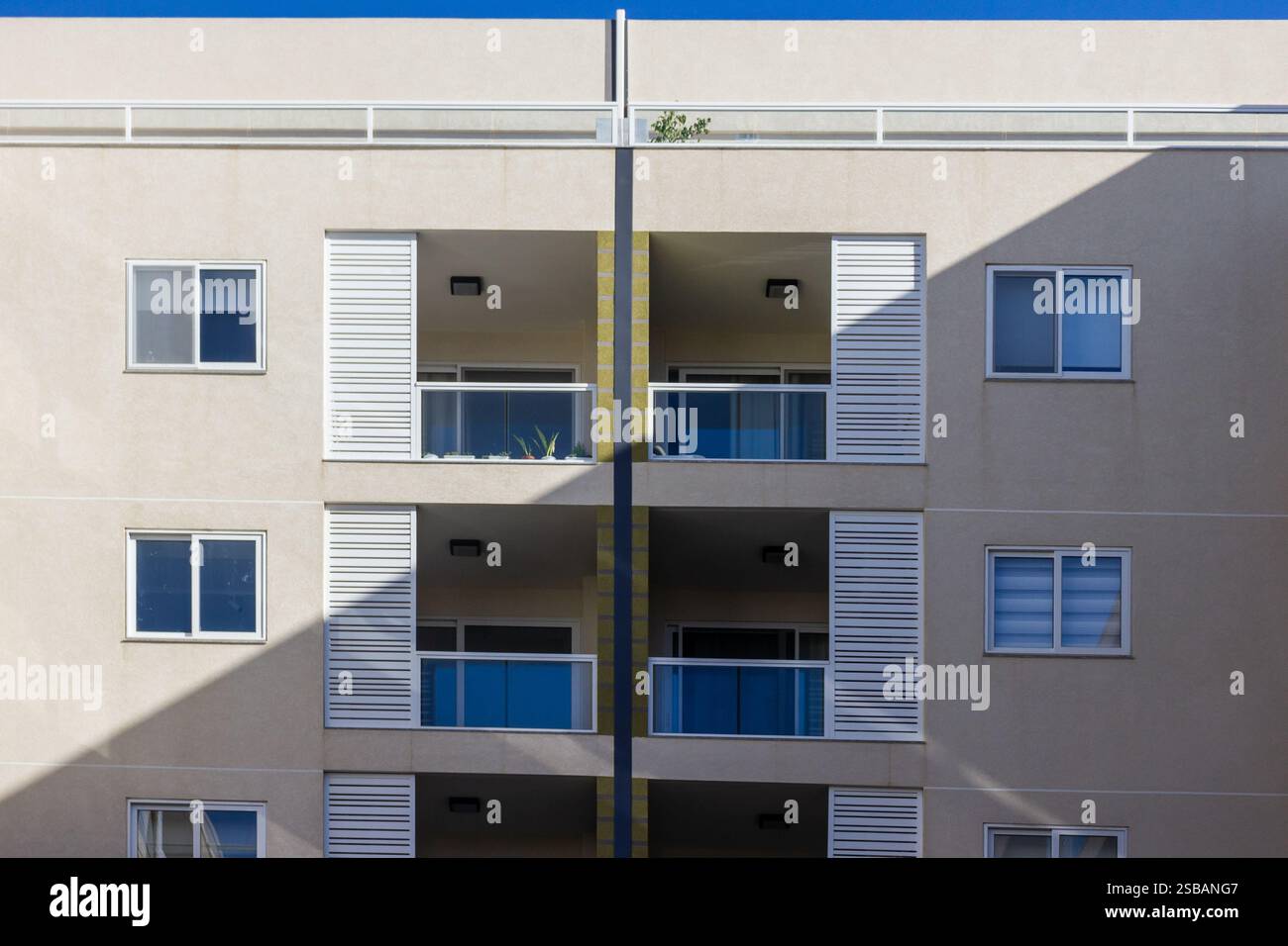 Moderno edificio di appartamenti con balconi e design simmetrico Foto Stock