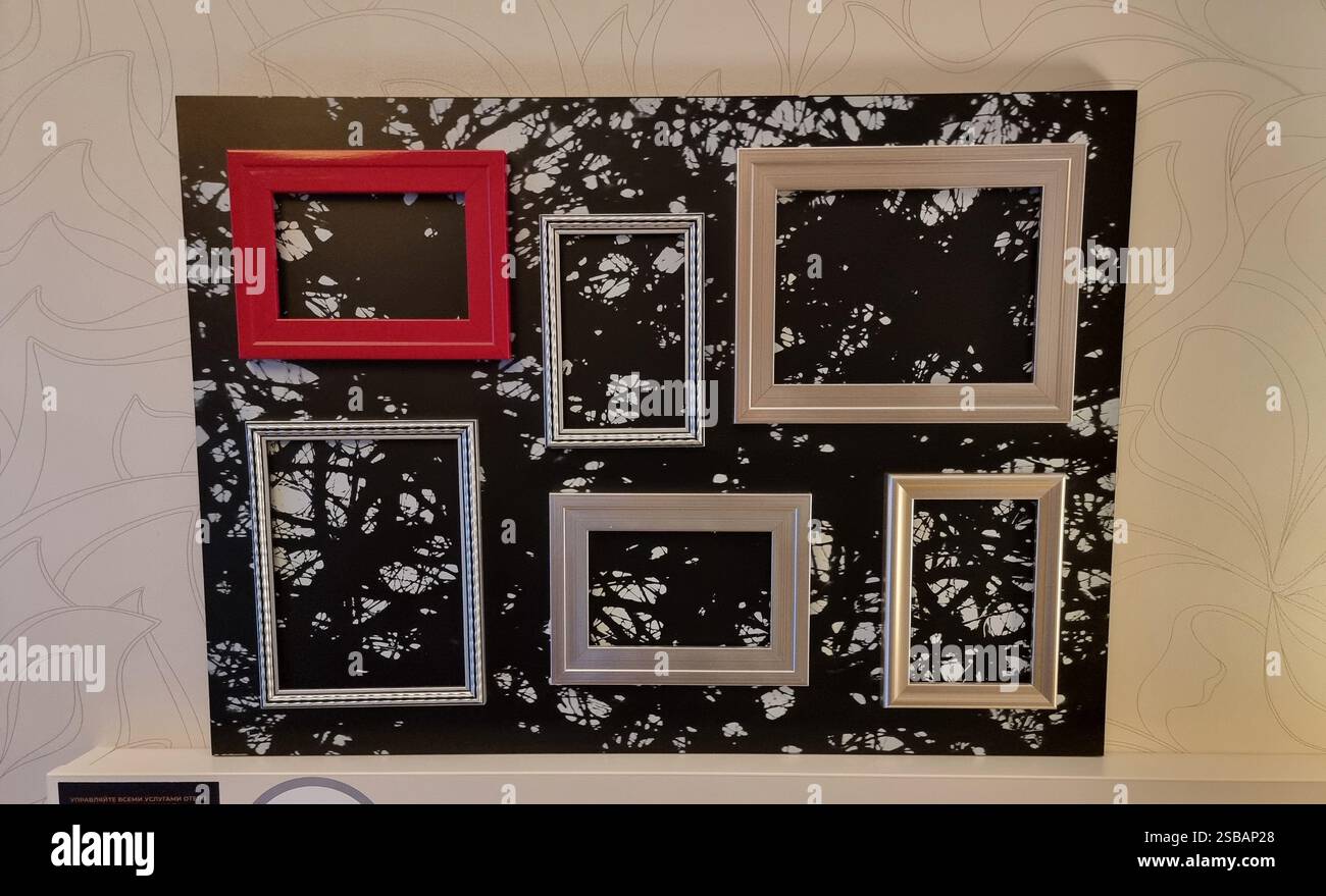 Pannello a parete con cornici fotografiche vuote; può essere utilizzato come concetto di amnesia, memoria persa, perdita di memoria, blackout mentale, nessuna foto, dimenticarsi Foto Stock