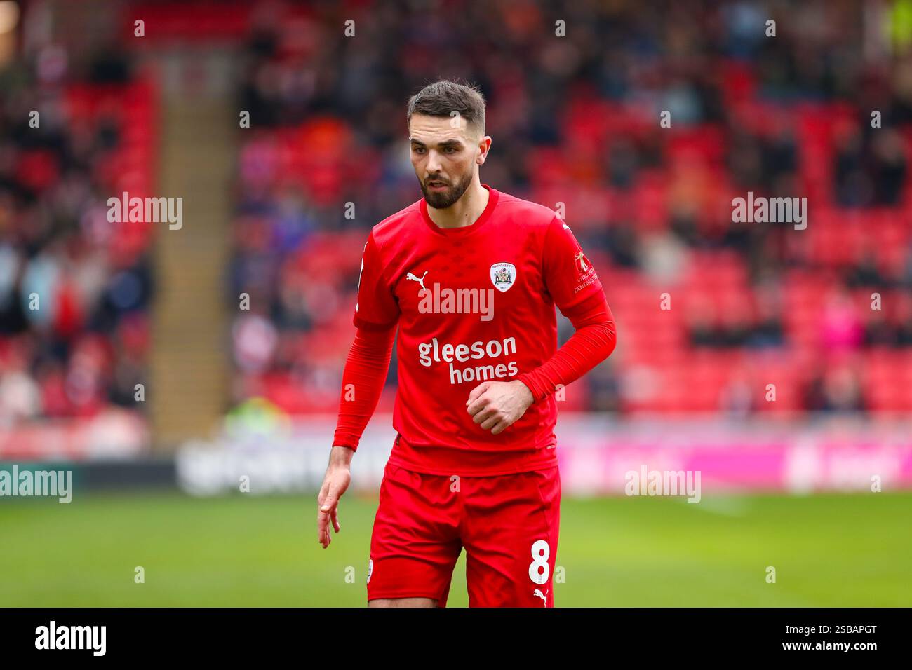Oakwell Stadium, Barnsley, Inghilterra - 1 febbraio 2025 Adam Phillips (8) di Barnsley - durante la partita Barnsley contro Burton Albion, Sky Bet League One, 2024/25, Oakwell Stadium, Barnsley, Inghilterra - 1 febbraio 2025 crediti: Mathew Marsden/WhiteRosePhotos/Alamy Live News Foto Stock