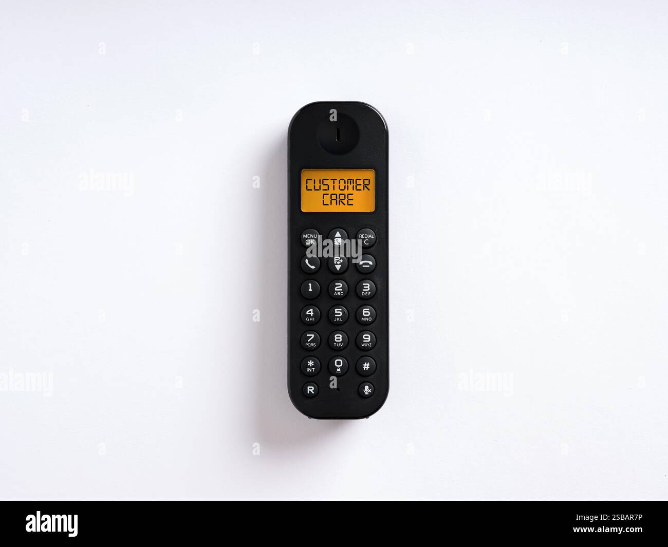 La parola assistenza clienti scritta sullo schermo di un telefono wireless. Concetto di assistenza al call center e assistenza post-vendita. Foto Stock