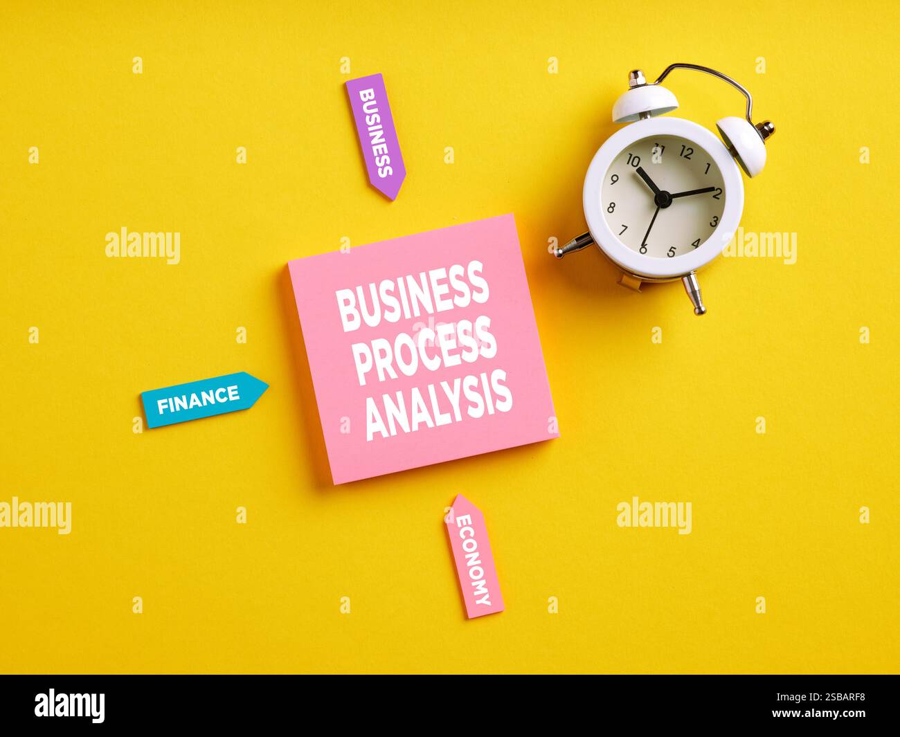 La parola analisi dei processi aziendali su carta rosa. Analisi dei processi aziendali per il concetto di miglioramento delle prestazioni. Foto Stock