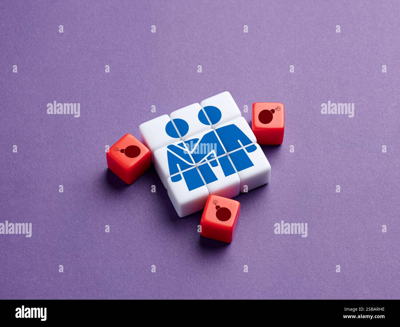 Rovinare le amicizie o le relazioni. Rottura dell'amicizia. Simboli bomba e amici sui cubi. Foto Stock