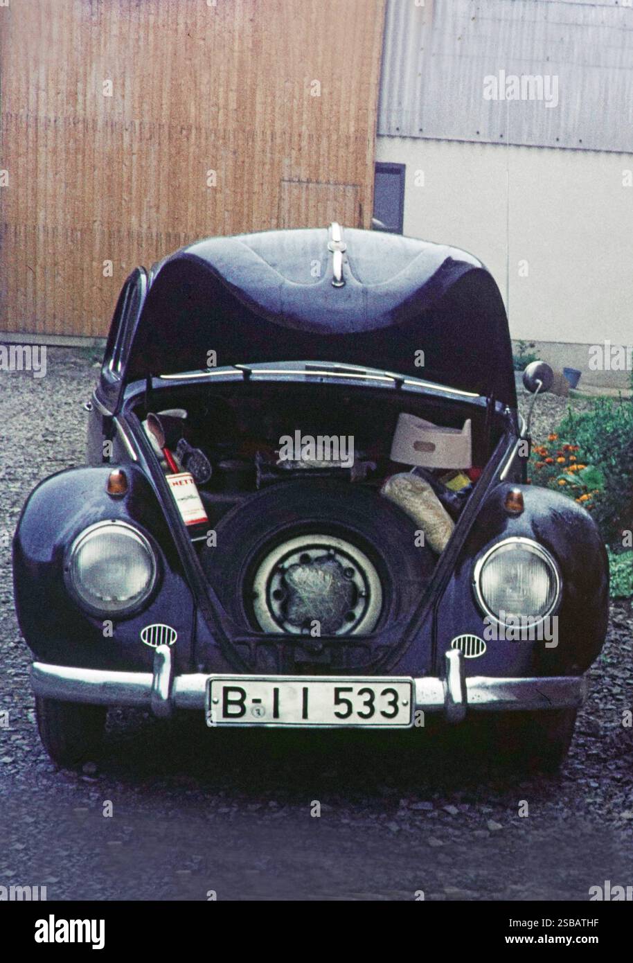 Verreisen GER, 20240809, CA, 1960, Autoreise in der nachkriegszeit, Käfer mit Töpfchen für Kinder *** Travel GER, 20240809, CA, 1960, viaggio in auto nel dopoguerra, coleottero con vasino per bambini Foto Stock