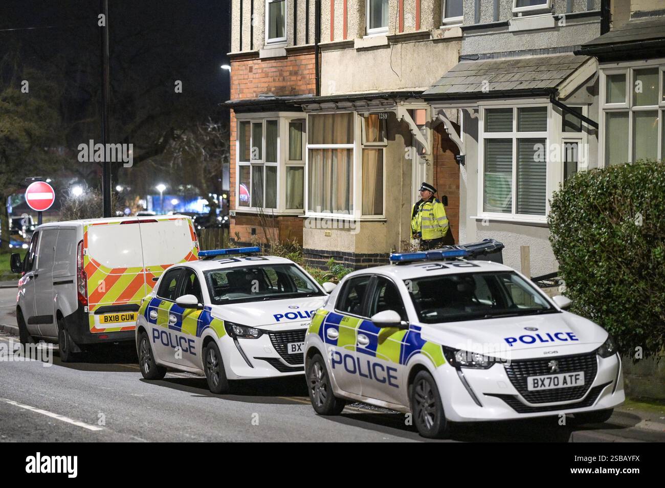 Warwick Road, Birmingham, 1 febbraio 2025 - la polizia di West Midlands ha avviato un'indagine per omicidio dopo che un uomo di 60 anni e' stato trovato con gravi ferite all'interno di una proprietà terrazzata su Warwick Road nella zona di Acocks Green di Birmingham. Gli agenti sono stati chiamati a casa alle 14:55 di sabato pomeriggio. La West Midlands Ambulance Service inviò anche la Warwickshire and Northamptonshire Air Ambulance sulla scena per fornire il primo soccorso necessario. Crediti: British News and Media/Alamy Live News Foto Stock
