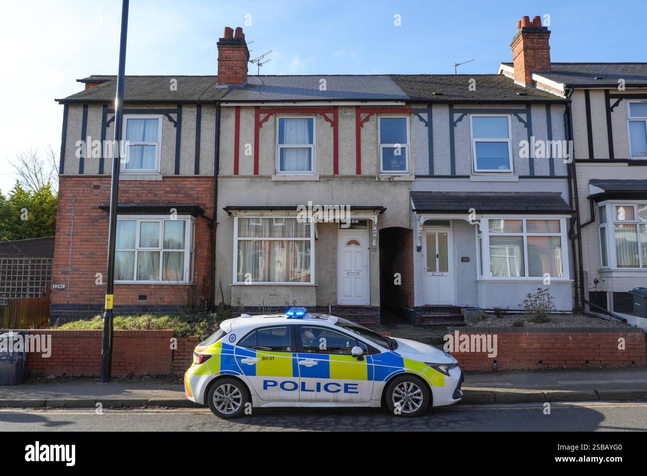 Warwick Road, Birmingham, 2 febbraio 2025 - la polizia di West Midlands ha avviato un'indagine per omicidio dopo che un uomo di 60 anni è stato trovato con gravi ferite all'interno di una proprietà terrazzata su Warwick Road nella zona di Acocks Green di Birmingham. Gli agenti sono stati chiamati a casa alle 14:55 di sabato pomeriggio. La West Midlands Ambulance Service inviò anche la Warwickshire and Northamptonshire Air Ambulance sulla scena per fornire il primo soccorso necessario. Crediti: British News and Media/Alamy Live News Foto Stock