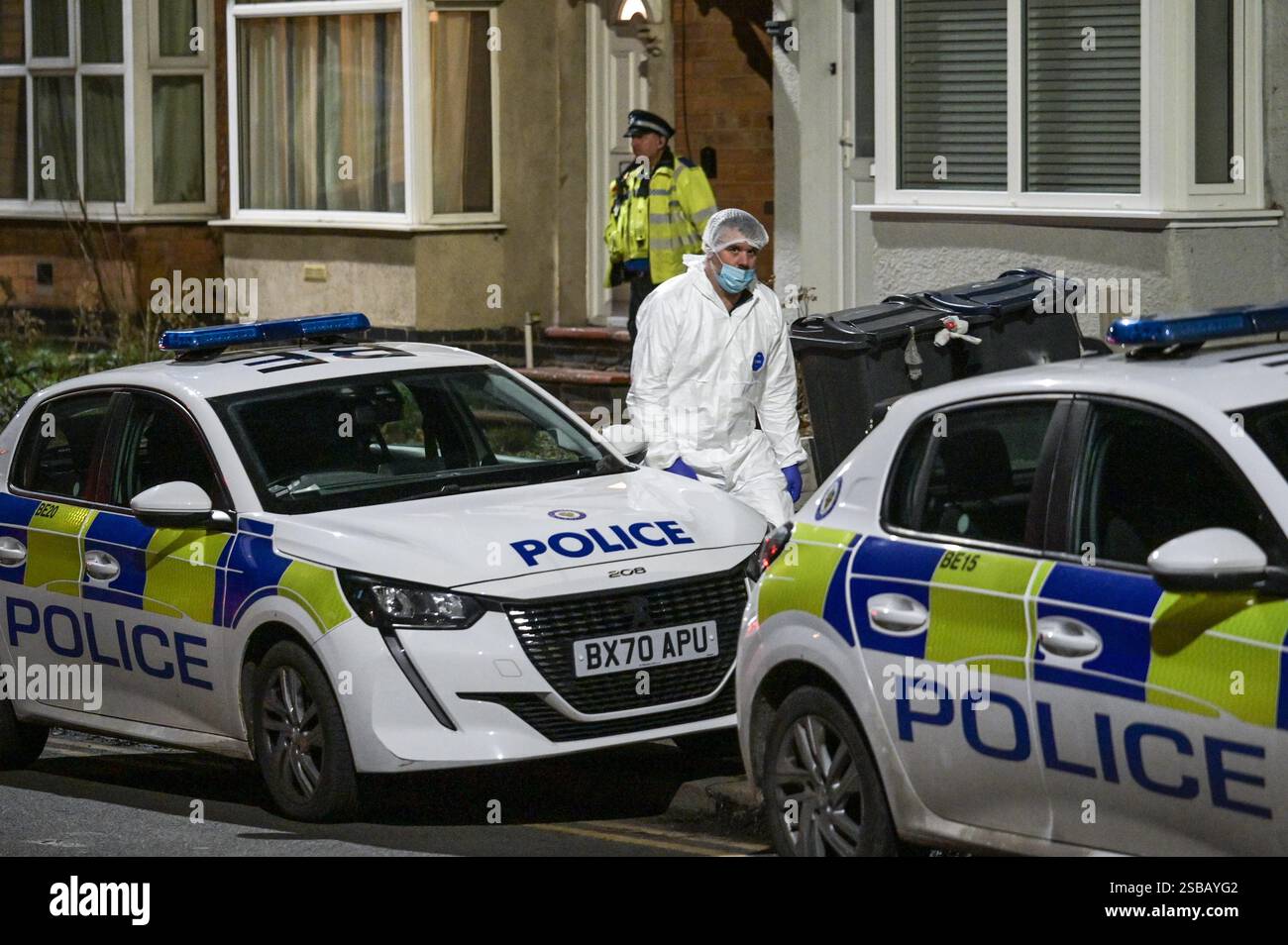 Warwick Road, Birmingham, 1 febbraio 2025 - la polizia di West Midlands ha avviato un'indagine per omicidio dopo che un uomo di 60 anni e' stato trovato con gravi ferite all'interno di una proprietà terrazzata su Warwick Road nella zona di Acocks Green di Birmingham. Gli agenti sono stati chiamati a casa alle 14:55 di sabato pomeriggio. La West Midlands Ambulance Service inviò anche la Warwickshire and Northamptonshire Air Ambulance sulla scena per fornire il primo soccorso necessario. Crediti: British News and Media/Alamy Live News Foto Stock