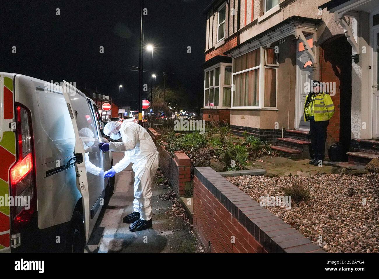 Warwick Road, Birmingham, 1 febbraio 2025 - la polizia di West Midlands ha avviato un'indagine per omicidio dopo che un uomo di 60 anni e' stato trovato con gravi ferite all'interno di una proprietà terrazzata su Warwick Road nella zona di Acocks Green di Birmingham. Gli agenti sono stati chiamati a casa alle 14:55 di sabato pomeriggio. La West Midlands Ambulance Service inviò anche la Warwickshire and Northamptonshire Air Ambulance sulla scena per fornire il primo soccorso necessario. Crediti: British News and Media/Alamy Live News Foto Stock
