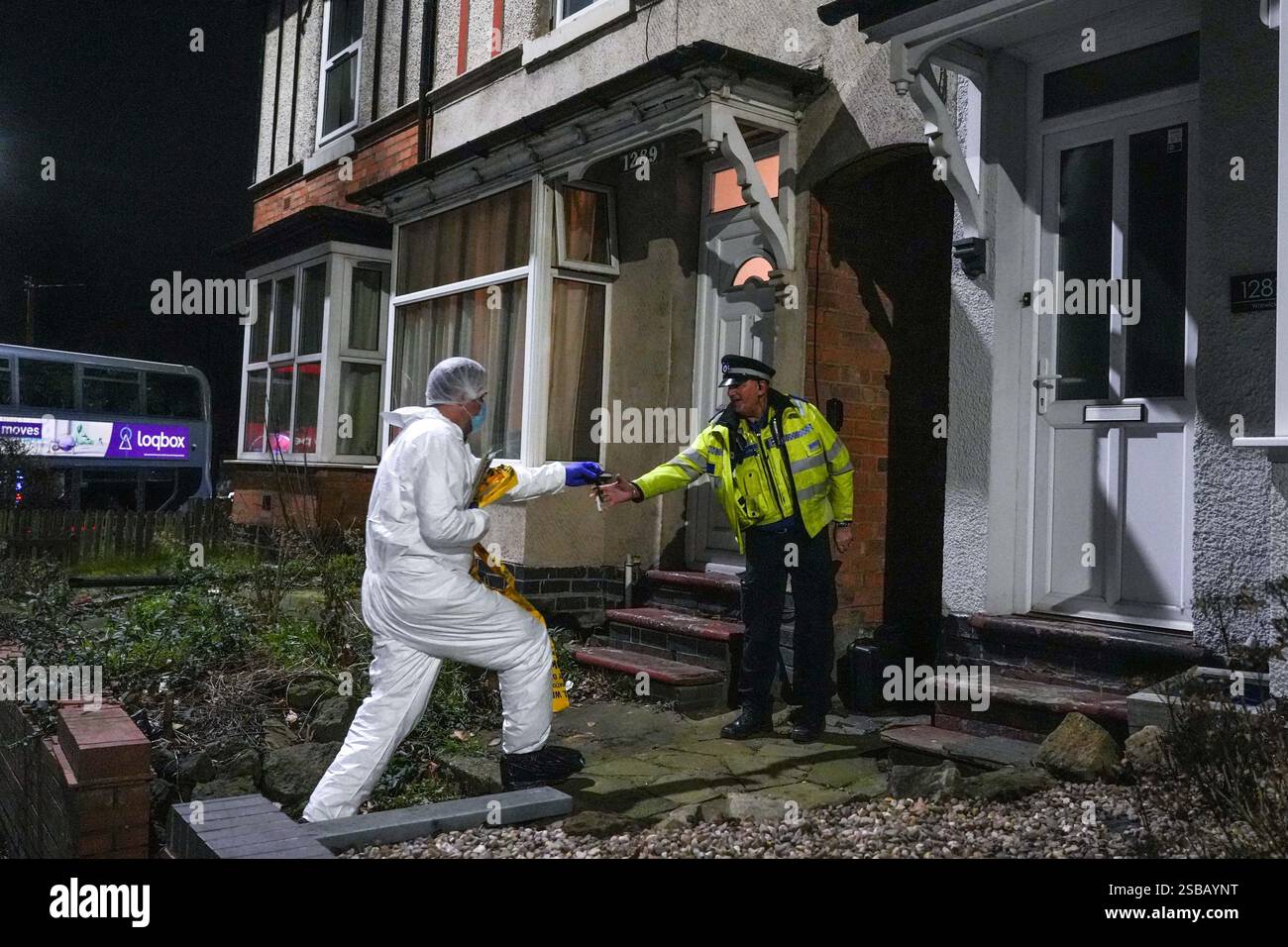 Warwick Road, Birmingham, 1 febbraio 2025 - la polizia di West Midlands ha avviato un'indagine per omicidio dopo che un uomo di 60 anni e' stato trovato con gravi ferite all'interno di una proprietà terrazzata su Warwick Road nella zona di Acocks Green di Birmingham. Gli agenti sono stati chiamati a casa alle 14:55 di sabato pomeriggio. La West Midlands Ambulance Service inviò anche la Warwickshire and Northamptonshire Air Ambulance sulla scena per fornire il primo soccorso necessario. Crediti: British News and Media/Alamy Live News Foto Stock