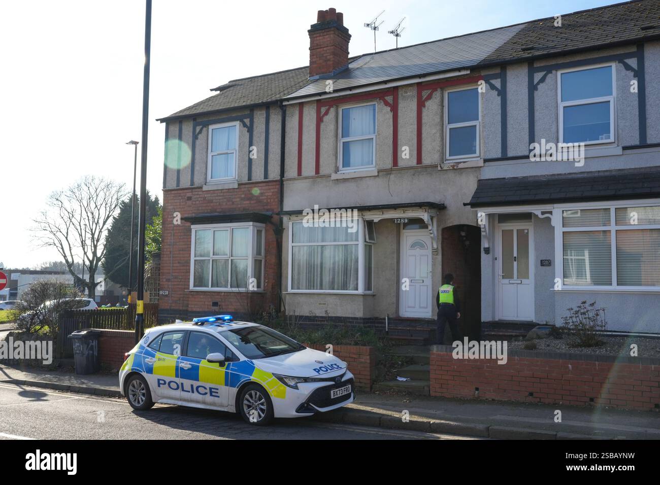 Warwick Road, Birmingham, 2 febbraio 2025 - la polizia di West Midlands ha avviato un'indagine per omicidio dopo che un uomo di 60 anni è stato trovato con gravi ferite all'interno di una proprietà terrazzata su Warwick Road nella zona di Acocks Green di Birmingham. Gli agenti sono stati chiamati a casa alle 14:55 di sabato pomeriggio. La West Midlands Ambulance Service inviò anche la Warwickshire and Northamptonshire Air Ambulance sulla scena per fornire il primo soccorso necessario. Crediti: British News and Media/Alamy Live News Foto Stock
