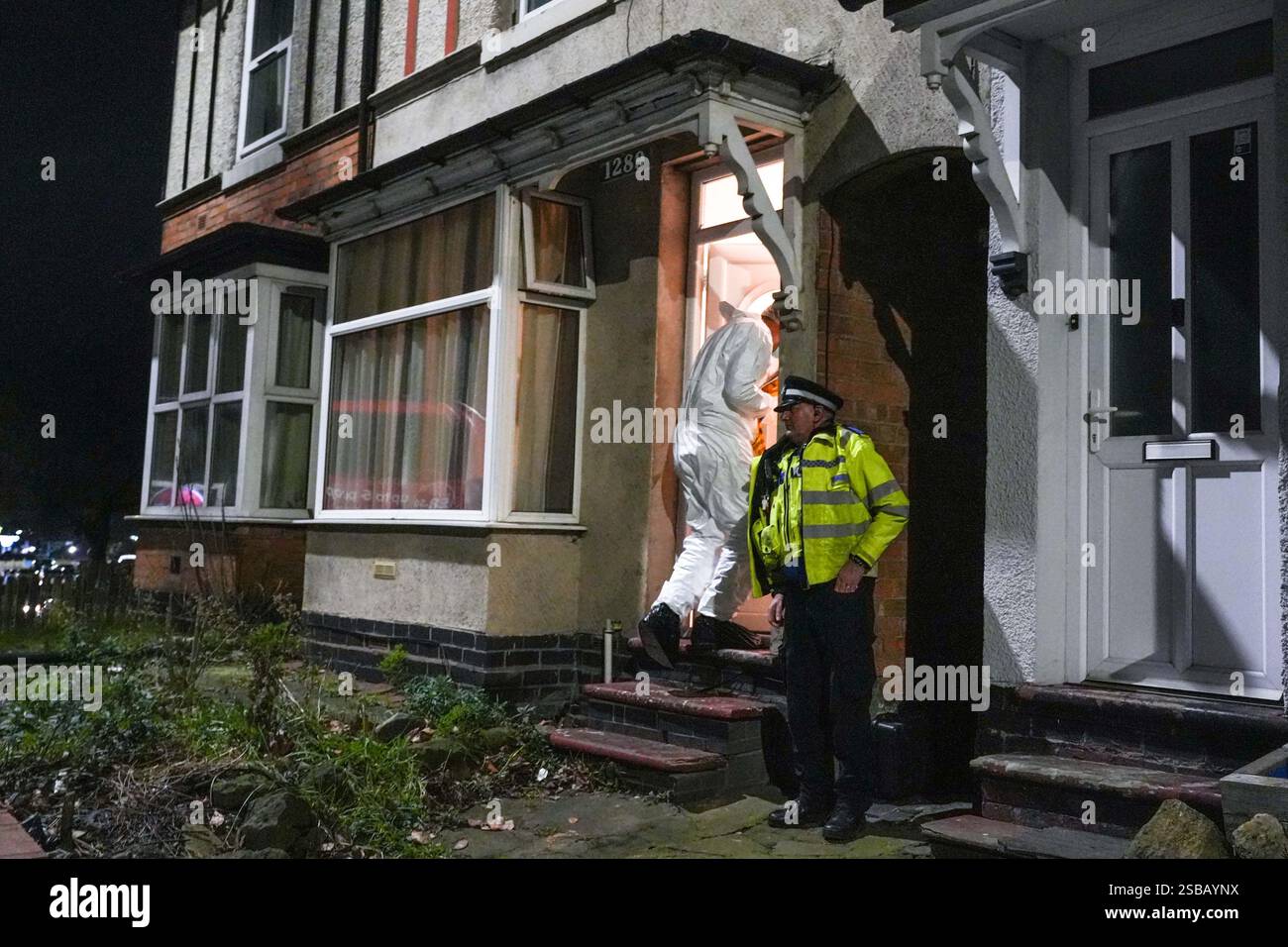 Warwick Road, Birmingham, 1 febbraio 2025 - la polizia di West Midlands ha avviato un'indagine per omicidio dopo che un uomo di 60 anni e' stato trovato con gravi ferite all'interno di una proprietà terrazzata su Warwick Road nella zona di Acocks Green di Birmingham. Gli agenti sono stati chiamati a casa alle 14:55 di sabato pomeriggio. La West Midlands Ambulance Service inviò anche la Warwickshire and Northamptonshire Air Ambulance sulla scena per fornire il primo soccorso necessario. Crediti: British News and Media/Alamy Live News Foto Stock
