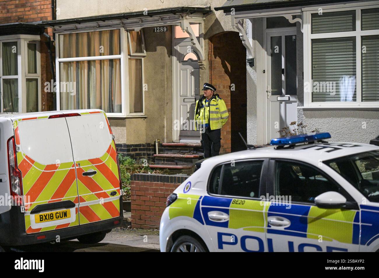 Warwick Road, Birmingham, 1 febbraio 2025 - la polizia di West Midlands ha avviato un'indagine per omicidio dopo che un uomo di 60 anni e' stato trovato con gravi ferite all'interno di una proprietà terrazzata su Warwick Road nella zona di Acocks Green di Birmingham. Gli agenti sono stati chiamati a casa alle 14:55 di sabato pomeriggio. La West Midlands Ambulance Service inviò anche la Warwickshire and Northamptonshire Air Ambulance sulla scena per fornire il primo soccorso necessario. Crediti: British News and Media/Alamy Live News Foto Stock