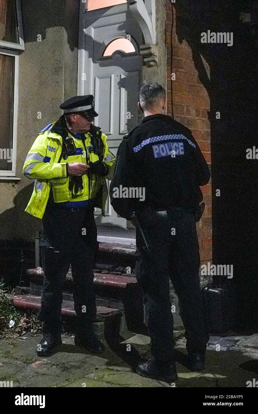 Warwick Road, Birmingham, 1 febbraio 2025 - la polizia di West Midlands ha avviato un'indagine per omicidio dopo che un uomo di 60 anni e' stato trovato con gravi ferite all'interno di una proprietà terrazzata su Warwick Road nella zona di Acocks Green di Birmingham. Gli agenti sono stati chiamati a casa alle 14:55 di sabato pomeriggio. La West Midlands Ambulance Service inviò anche la Warwickshire and Northamptonshire Air Ambulance sulla scena per fornire il primo soccorso necessario. Crediti: British News and Media/Alamy Live News Foto Stock