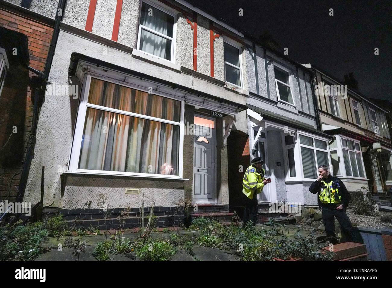 Warwick Road, Birmingham, 1 febbraio 2025 - la polizia di West Midlands ha avviato un'indagine per omicidio dopo che un uomo di 60 anni e' stato trovato con gravi ferite all'interno di una proprietà terrazzata su Warwick Road nella zona di Acocks Green di Birmingham. Gli agenti sono stati chiamati a casa alle 14:55 di sabato pomeriggio. La West Midlands Ambulance Service inviò anche la Warwickshire and Northamptonshire Air Ambulance sulla scena per fornire il primo soccorso necessario. Crediti: British News and Media/Alamy Live News Foto Stock