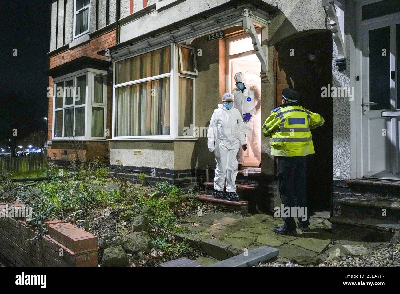 Warwick Road, Birmingham, 1 febbraio 2025 - la polizia di West Midlands ha avviato un'indagine per omicidio dopo che un uomo di 60 anni e' stato trovato con gravi ferite all'interno di una proprietà terrazzata su Warwick Road nella zona di Acocks Green di Birmingham. Gli agenti sono stati chiamati a casa alle 14:55 di sabato pomeriggio. La West Midlands Ambulance Service inviò anche la Warwickshire and Northamptonshire Air Ambulance sulla scena per fornire il primo soccorso necessario. Crediti: British News and Media/Alamy Live News Foto Stock