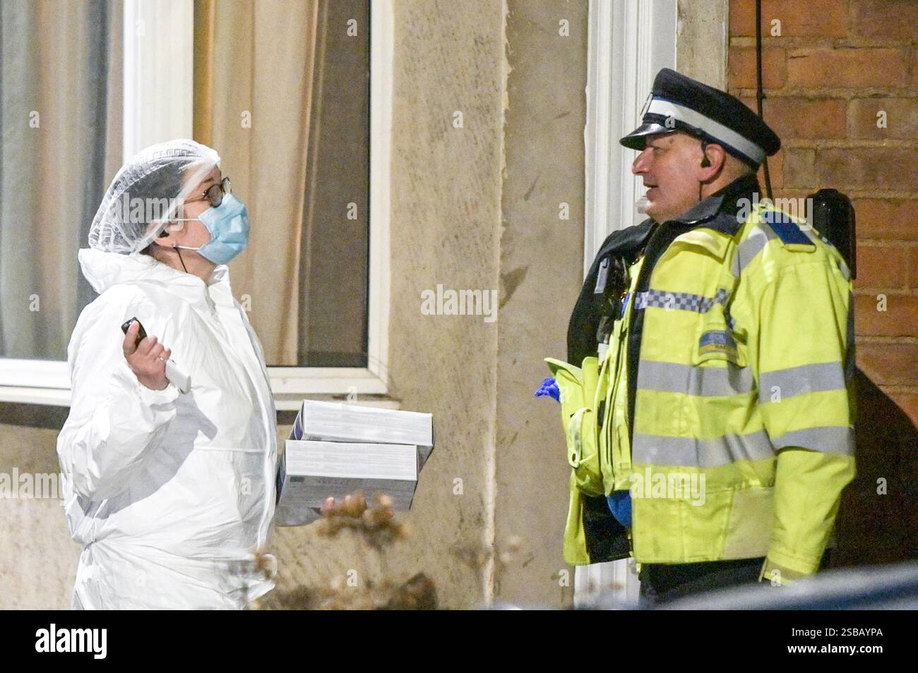 Warwick Road, Birmingham, 1 febbraio 2025 - la polizia di West Midlands ha avviato un'indagine per omicidio dopo che un uomo di 60 anni e' stato trovato con gravi ferite all'interno di una proprietà terrazzata su Warwick Road nella zona di Acocks Green di Birmingham. Gli agenti sono stati chiamati a casa alle 14:55 di sabato pomeriggio. La West Midlands Ambulance Service inviò anche la Warwickshire and Northamptonshire Air Ambulance sulla scena per fornire il primo soccorso necessario. Crediti: British News and Media/Alamy Live News Foto Stock