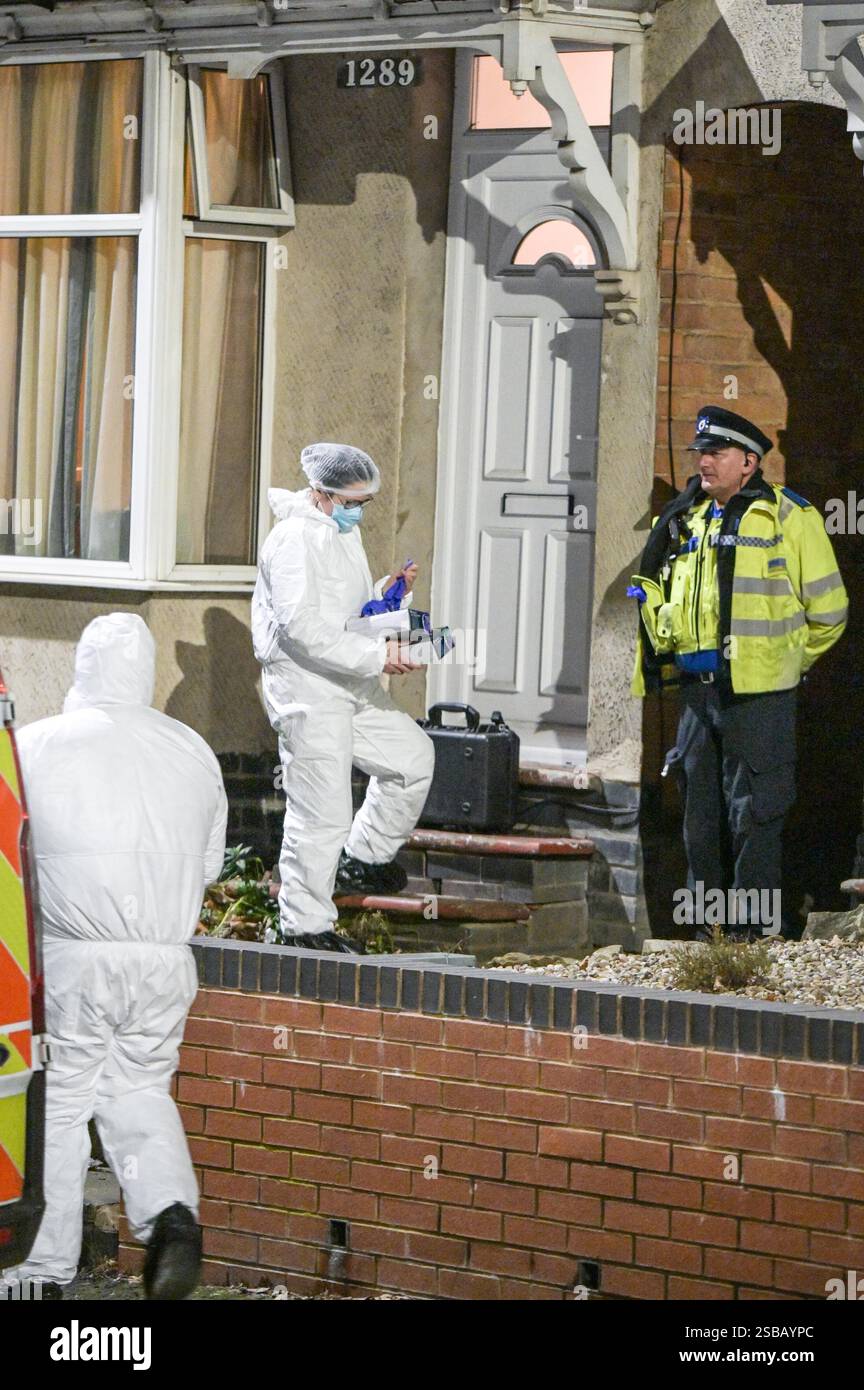 Warwick Road, Birmingham, 1 febbraio 2025 - la polizia di West Midlands ha avviato un'indagine per omicidio dopo che un uomo di 60 anni e' stato trovato con gravi ferite all'interno di una proprietà terrazzata su Warwick Road nella zona di Acocks Green di Birmingham. Gli agenti sono stati chiamati a casa alle 14:55 di sabato pomeriggio. La West Midlands Ambulance Service inviò anche la Warwickshire and Northamptonshire Air Ambulance sulla scena per fornire il primo soccorso necessario. Crediti: British News and Media/Alamy Live News Foto Stock