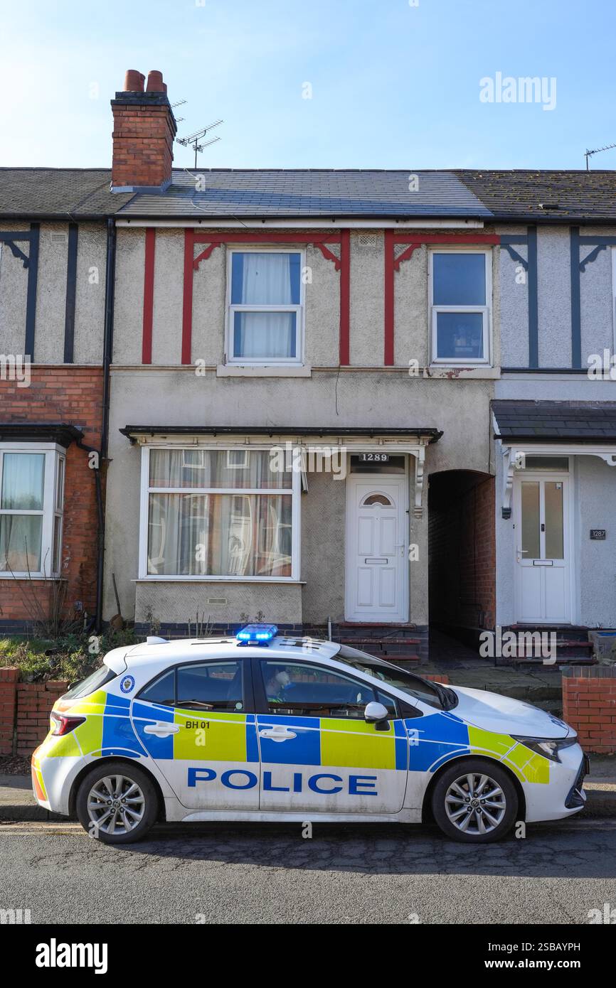 Warwick Road, Birmingham, 2 febbraio 2025 - la polizia di West Midlands ha avviato un'indagine per omicidio dopo che un uomo di 60 anni è stato trovato con gravi ferite all'interno di una proprietà terrazzata su Warwick Road nella zona di Acocks Green di Birmingham. Gli agenti sono stati chiamati a casa alle 14:55 di sabato pomeriggio. La West Midlands Ambulance Service inviò anche la Warwickshire and Northamptonshire Air Ambulance sulla scena per fornire il primo soccorso necessario. Crediti: British News and Media/Alamy Live News Foto Stock