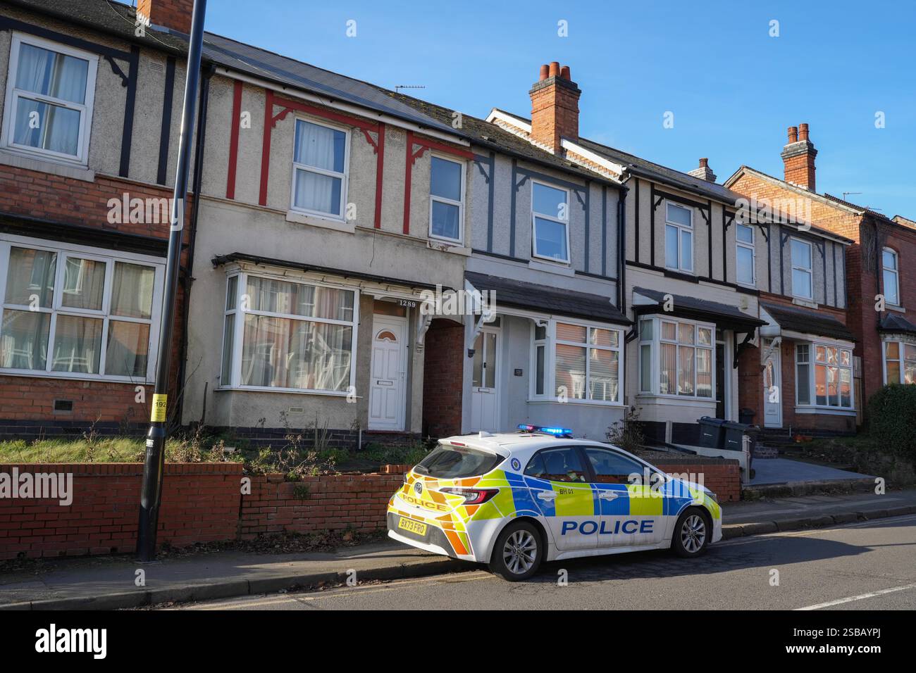 Warwick Road, Birmingham, 2 febbraio 2025 - la polizia di West Midlands ha avviato un'indagine per omicidio dopo che un uomo di 60 anni è stato trovato con gravi ferite all'interno di una proprietà terrazzata su Warwick Road nella zona di Acocks Green di Birmingham. Gli agenti sono stati chiamati a casa alle 14:55 di sabato pomeriggio. La West Midlands Ambulance Service inviò anche la Warwickshire and Northamptonshire Air Ambulance sulla scena per fornire il primo soccorso necessario. Crediti: British News and Media/Alamy Live News Foto Stock