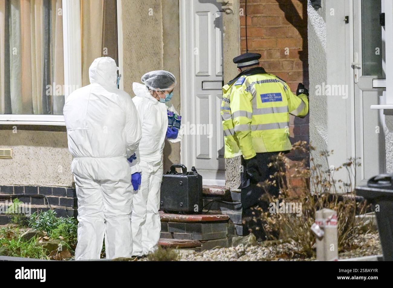 Warwick Road, Birmingham, 1 febbraio 2025 - la polizia di West Midlands ha avviato un'indagine per omicidio dopo che un uomo di 60 anni e' stato trovato con gravi ferite all'interno di una proprietà terrazzata su Warwick Road nella zona di Acocks Green di Birmingham. Gli agenti sono stati chiamati a casa alle 14:55 di sabato pomeriggio. La West Midlands Ambulance Service inviò anche la Warwickshire and Northamptonshire Air Ambulance sulla scena per fornire il primo soccorso necessario. Crediti: British News and Media/Alamy Live News Foto Stock