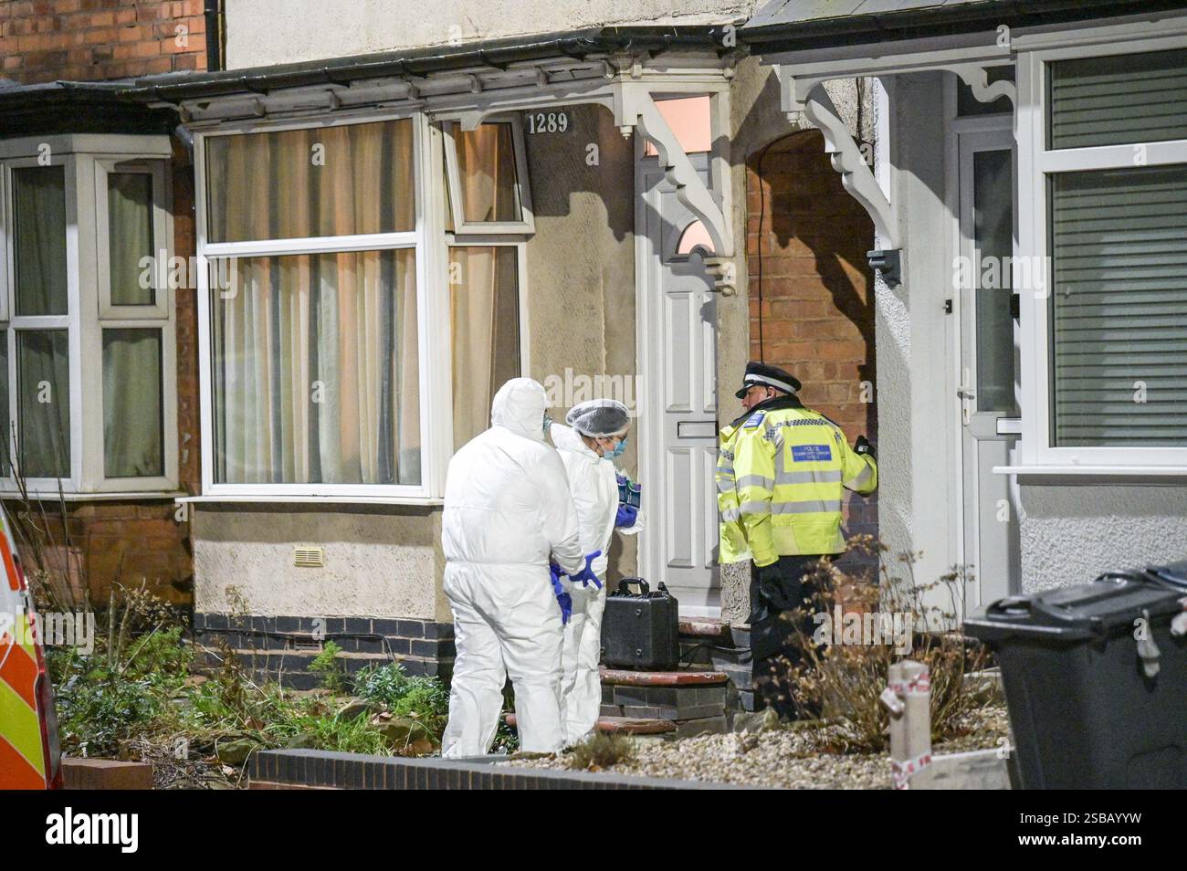 Warwick Road, Birmingham, 1 febbraio 2025 - la polizia di West Midlands ha avviato un'indagine per omicidio dopo che un uomo di 60 anni e' stato trovato con gravi ferite all'interno di una proprietà terrazzata su Warwick Road nella zona di Acocks Green di Birmingham. Gli agenti sono stati chiamati a casa alle 14:55 di sabato pomeriggio. La West Midlands Ambulance Service inviò anche la Warwickshire and Northamptonshire Air Ambulance sulla scena per fornire il primo soccorso necessario. Crediti: British News and Media/Alamy Live News Foto Stock