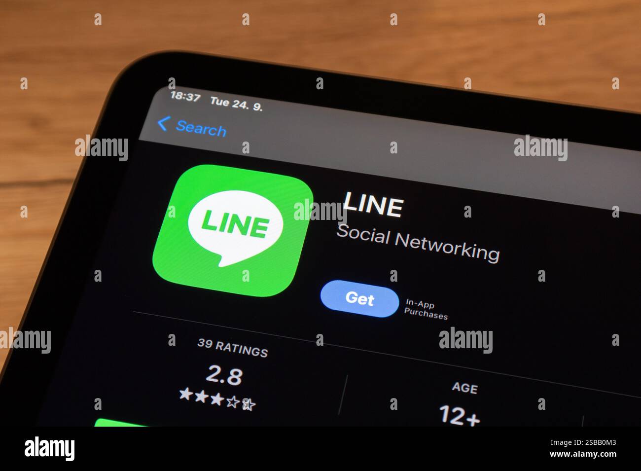 OSTRAVA, CECHIA - 24 SETTEMBRE 2024: App store con applicazione mobile di social network Foto Stock