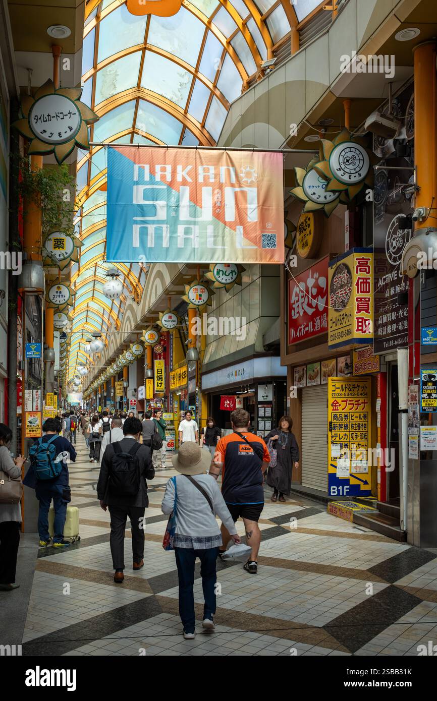 Nakano Sun Mall Shotengai nel quartiere Nakano a Tokyo in Giappone Foto Stock