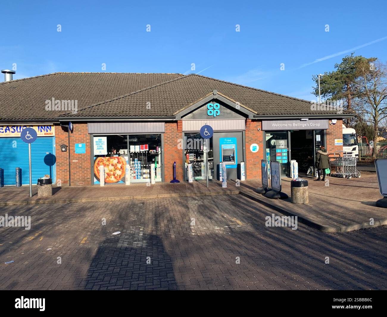 CO OP Shop Bellinge Northampton Store nuovo locale ristrutturato personale nuovo locale fresco cibo bevande lotteria negozio stile di vita amichevole fuori cartelli segnaletici - Immagine stock catturata con smartphone