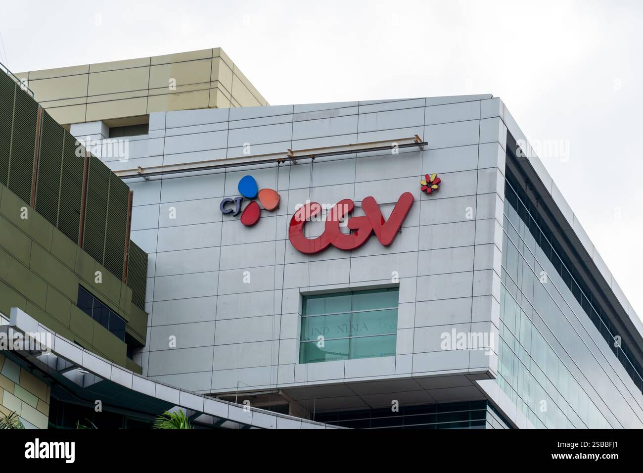 Giacarta Ovest, Indonesia - 23 gennaio 2025: Il cartello e il logo CGV Cinemas sull'edificio di Giacarta Ovest, Indonesia. Foto Stock