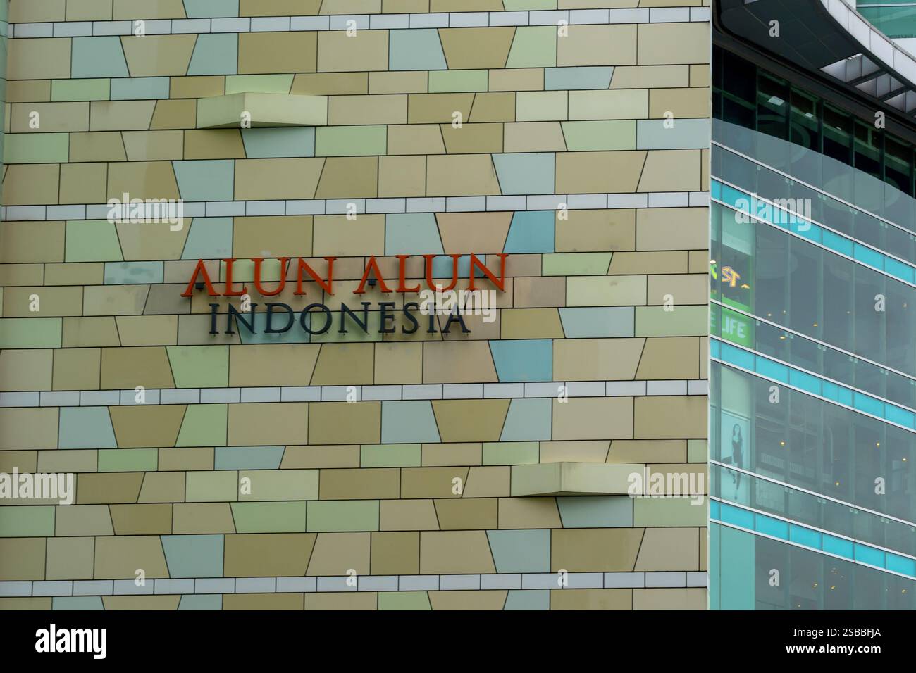 L'insegna del negozio Alun Alun Indonesia è visibile sul muro del centro commerciale Grand Indonesia a Giacarta, Indonesia. Foto Stock