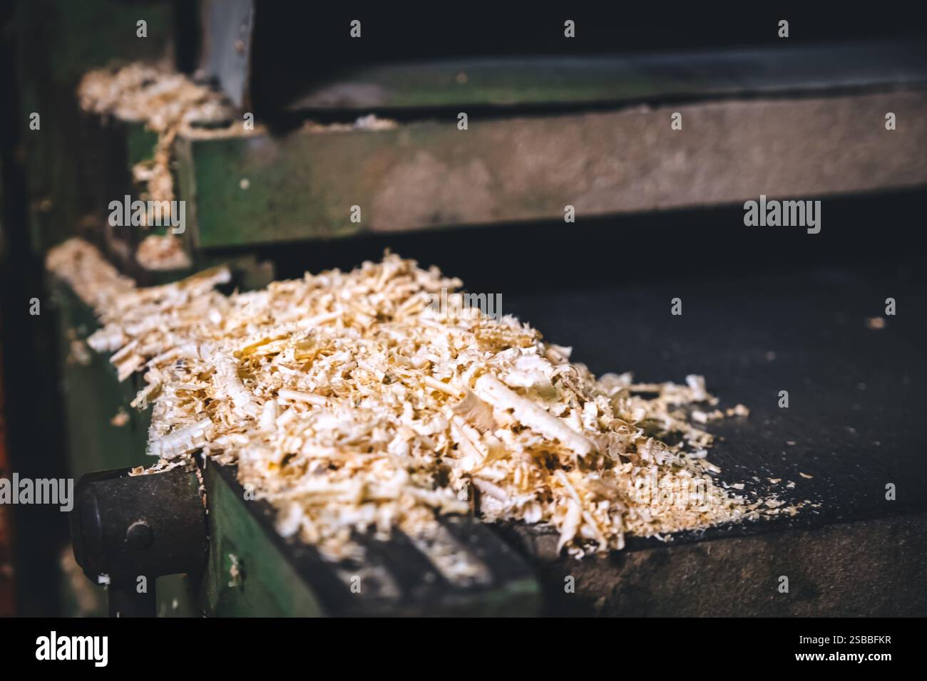 Un mucchio di trucioli nell'officina del legno Foto Stock