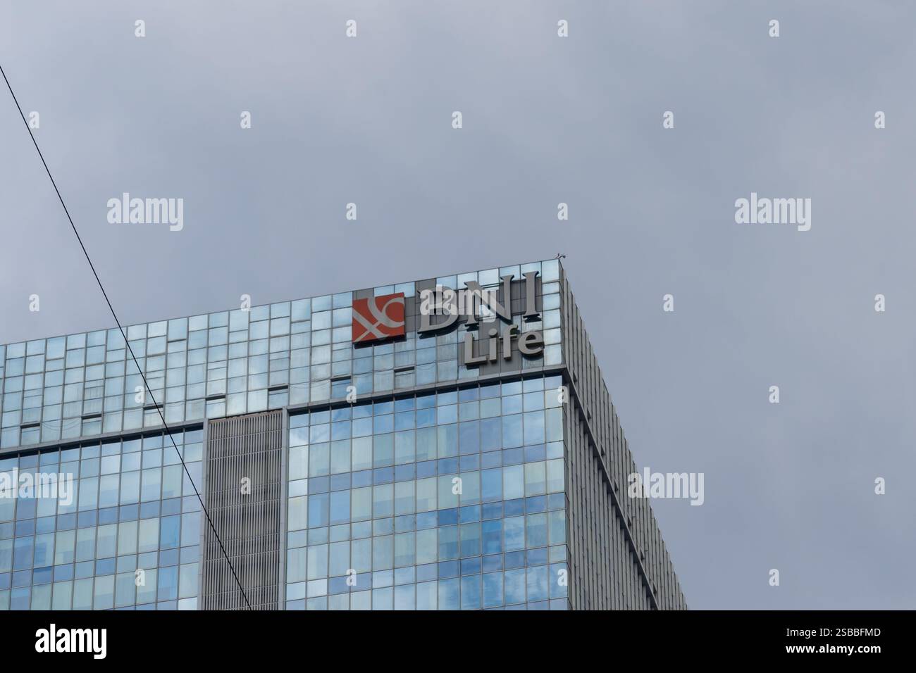 Giacarta, Indonesia - 25 gennaio 2025: Sede centrale di PT BNI Life Insurance (BNI Life) Traveloka Customer Care Center a Giacarta Sud, Indonesia. Foto Stock