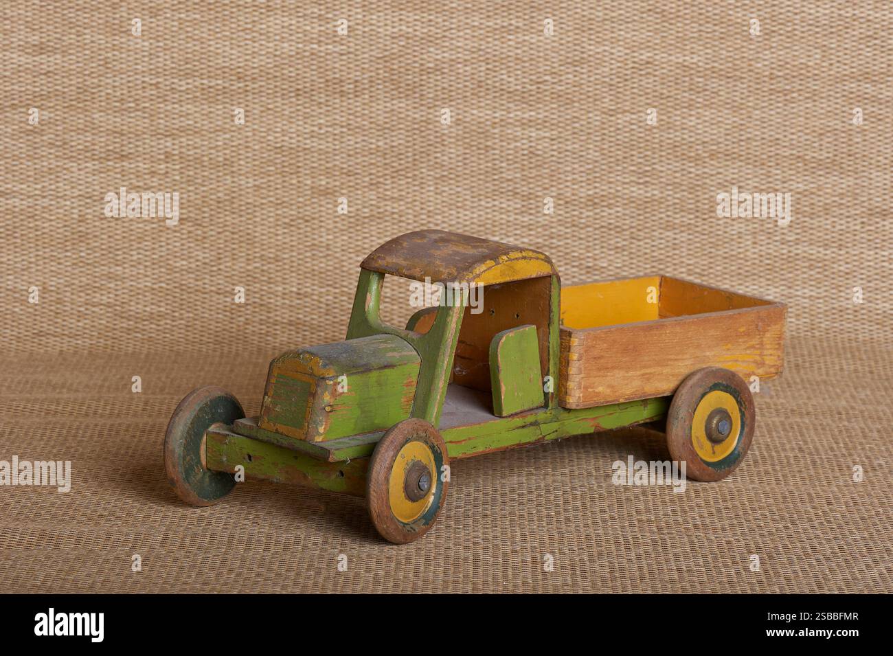 pick-up giocattolo giallo/verde in legno Foto Stock