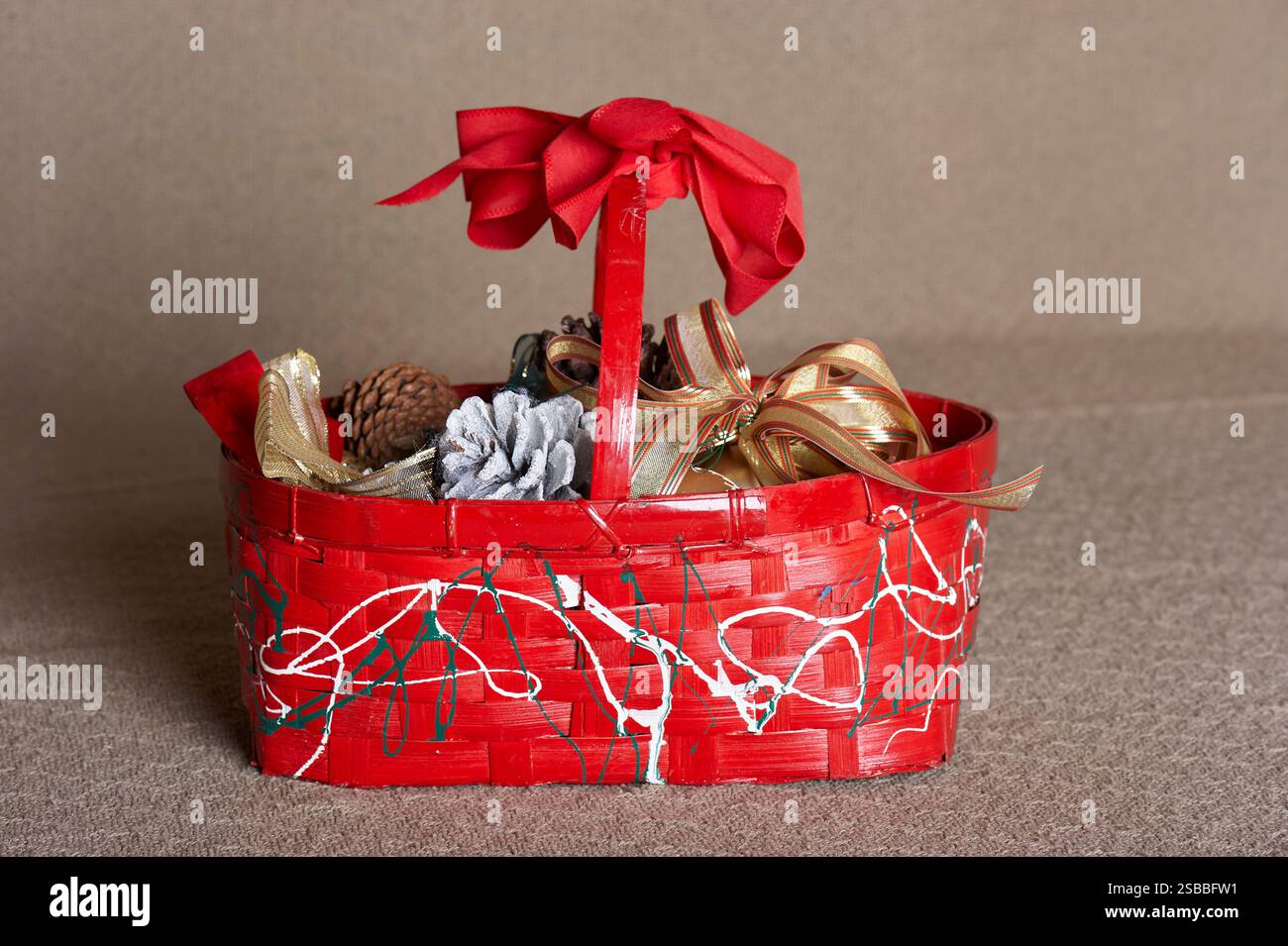 rosso, cestino natalizio con nastri, coni Foto Stock