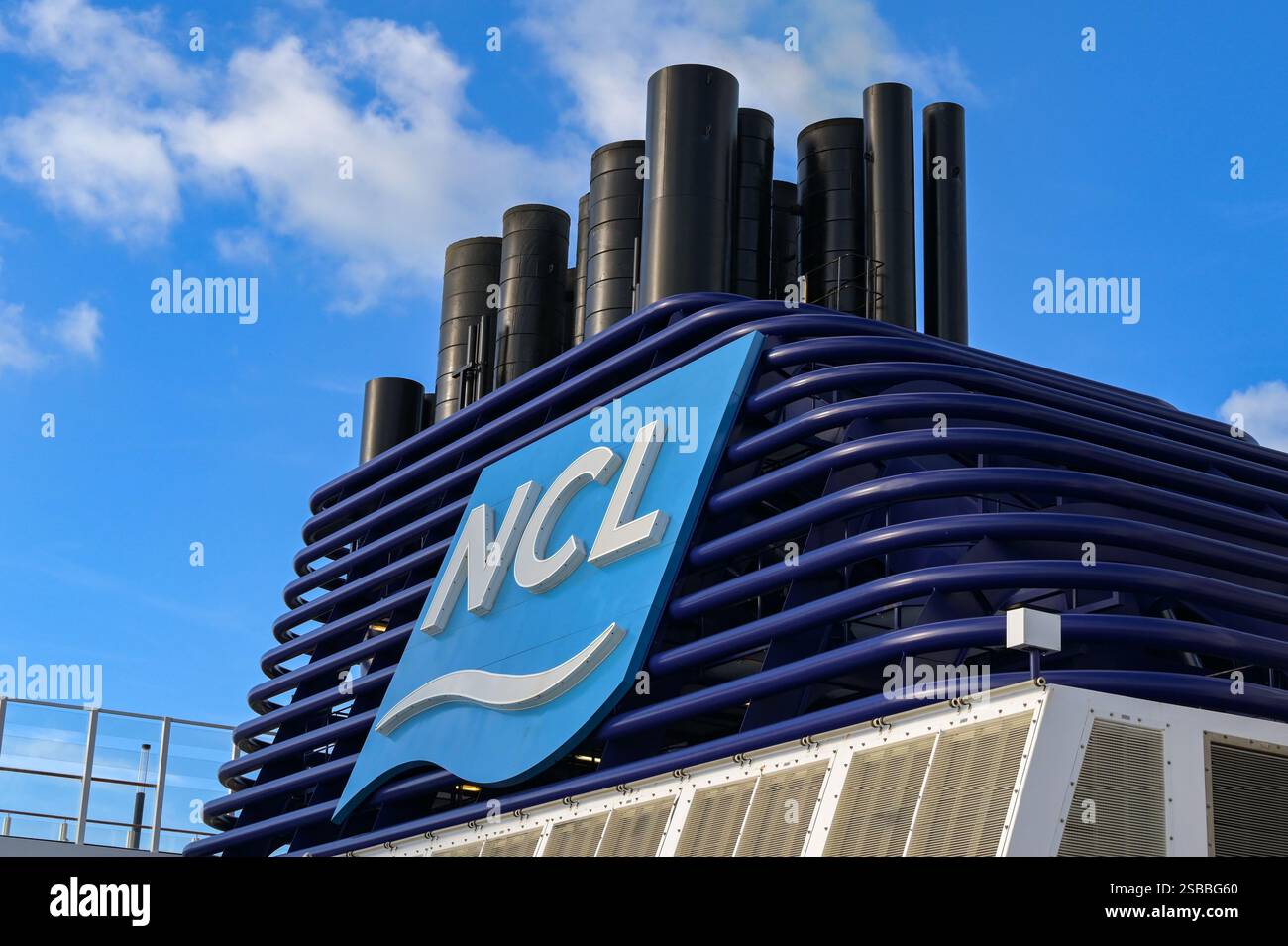 Miami, Florida, USA - 4 gennaio 2025: Logo della Norwegian Cruise Line sull'imbuto di una delle sue navi Foto Stock