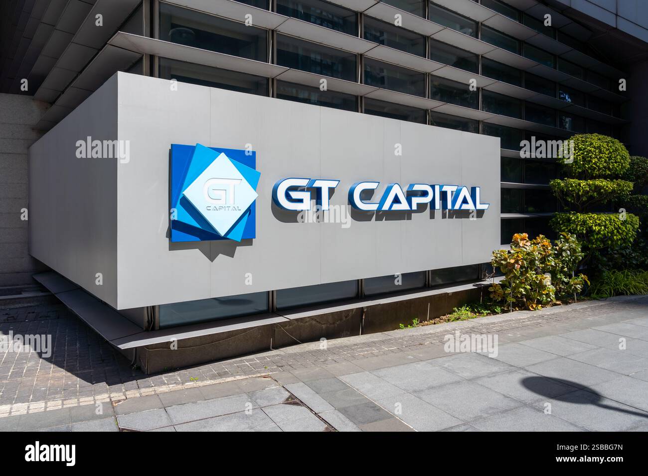 Logo GT Capital e firma presso la sede della società a Makati City, Filippine. Foto Stock
