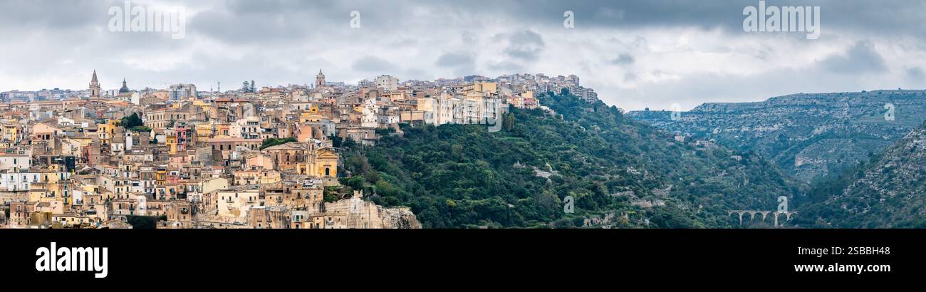 Immagine ultra ampia di Ragusa, Sicilia, Itlay, in una giornata nuvolosa, colline circostanti visibili Foto Stock