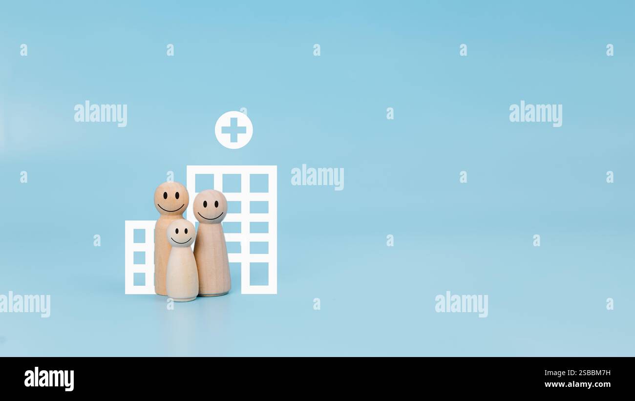 Assicurazione sanitaria e concetto di assistenza medica, concetto di assicurazione sanitaria famiglia, bambola famiglia con simbolo ospedale su sfondo blu, assistenza sanitaria vita insu Foto Stock