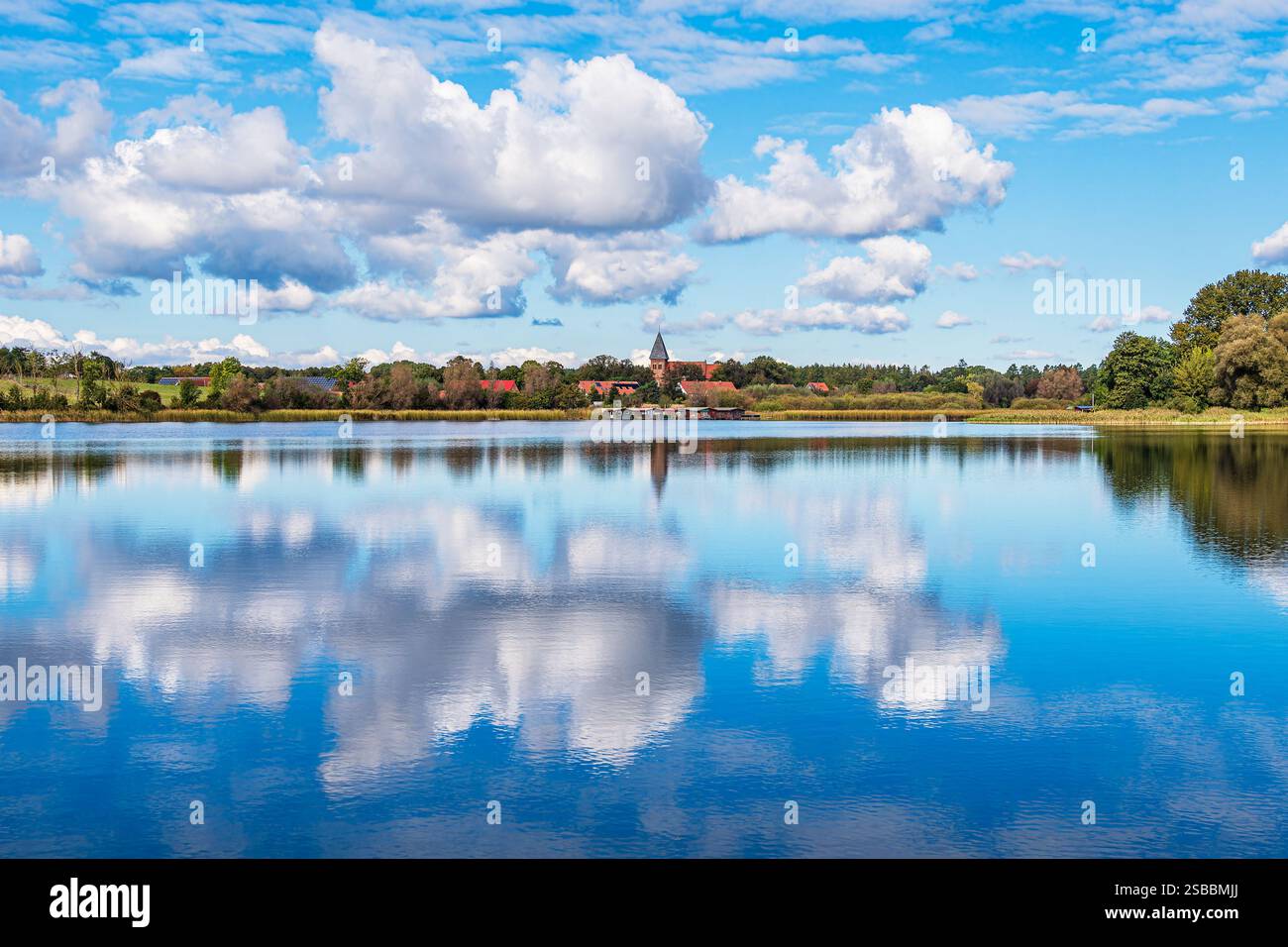 Riflesso di nuvole sul lago di Cracovia nel villaggio di Serrahn, Germania. Foto Stock Riflesso di nuvole sul lago di Cracovia nel villaggio di Serrahn, Germania. Foto Stock