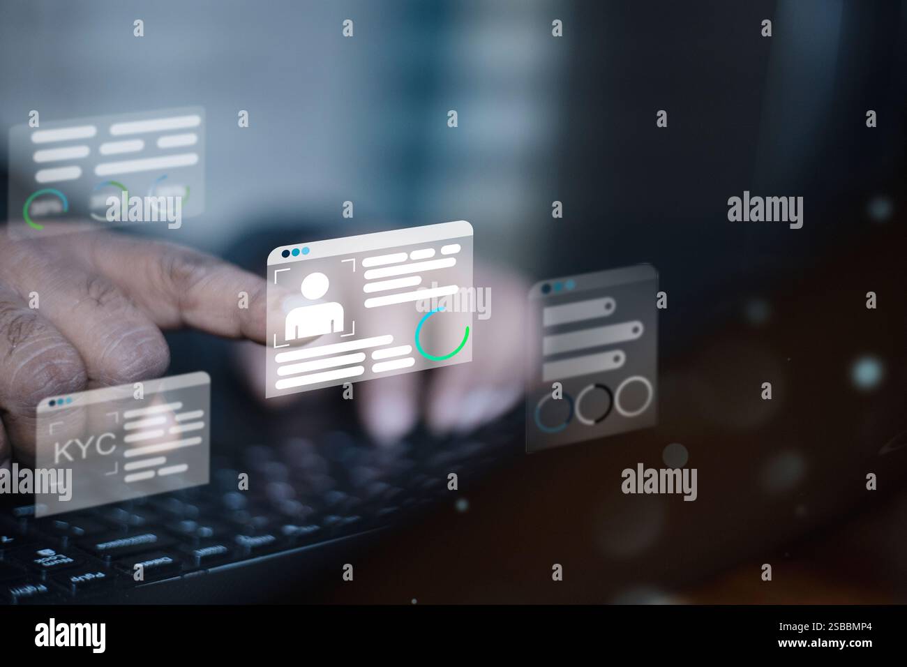 Concetto KYC (Know Your Customer). Una persona lavora su un laptop, visualizzando icone digitali che rappresentano i processi KYC (Know Your Customer), inclusa la secu Foto Stock
