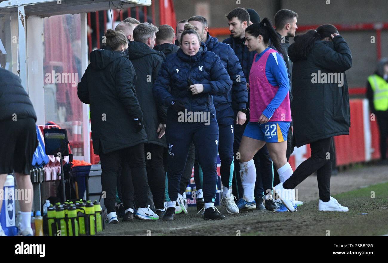 Crawley , Regno Unito 2 febbraio 2025 - l'allenatore del Crystal Palace Laura Kaminski al fischio finale dopo la partita di calcio femminile della Super League tra Brighton & Hove Albion e Crystal Palace al Broadfield Stadium , Crawley , Regno Unito : Credit Simon Dack /TPI/ Alamy Live News Foto Stock