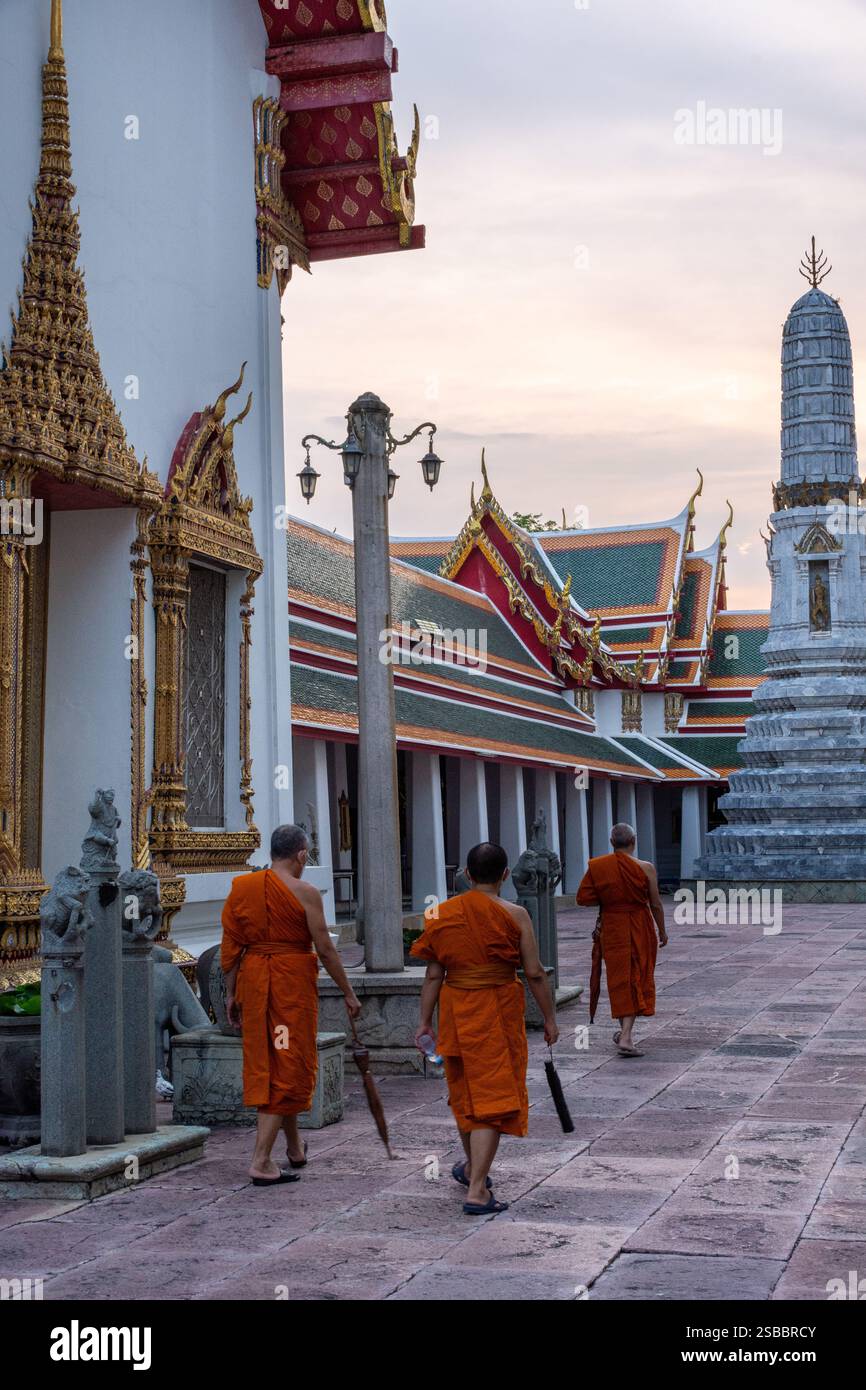 Bangkok, Thailandia - 20 ottobre 2023: Monaci che vagano nel tempio di Wat Pho Foto Stock