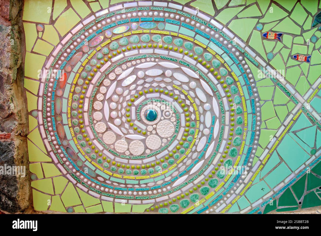CRUZ BAY, Isole Vergini americane: Colorate piastrelle a mosaico con motivi di sole e barriera corallina decorano un parco giochi pubblico. L'installazione artistica combina temi marini con elementi di design giocosi. Il mosaico aggiunge carattere locale a questo spazio ricreativo della comunità. Foto Stock