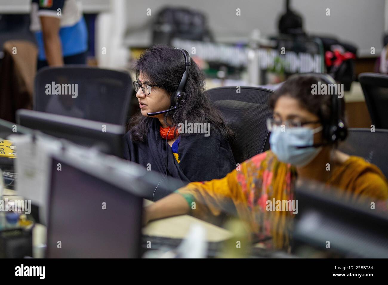 Medici bengalesi che offrono consulenze mediche a distanza ai pazienti affetti da COVID-19 tramite un Centro di telesalute, garantendo l'accesso all'assistenza sanitaria per le persone colpite Foto Stock