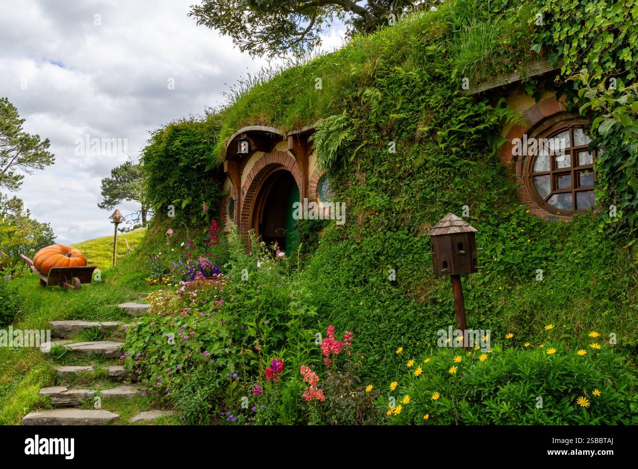 Matama, nuova Zelanda - 16 dicembre 2023: Casa Hobbit con scale e giardino Foto Stock